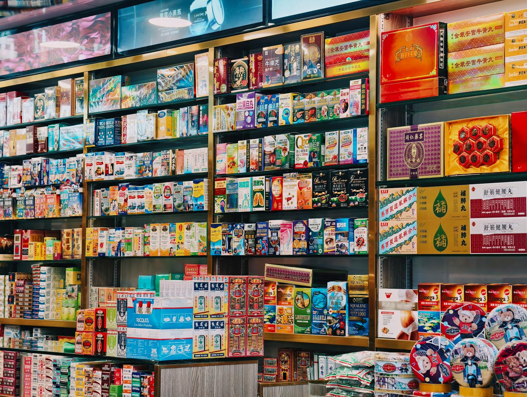 Kolorowa ekspozycja azjatyckich produktów na półkach supermarketu