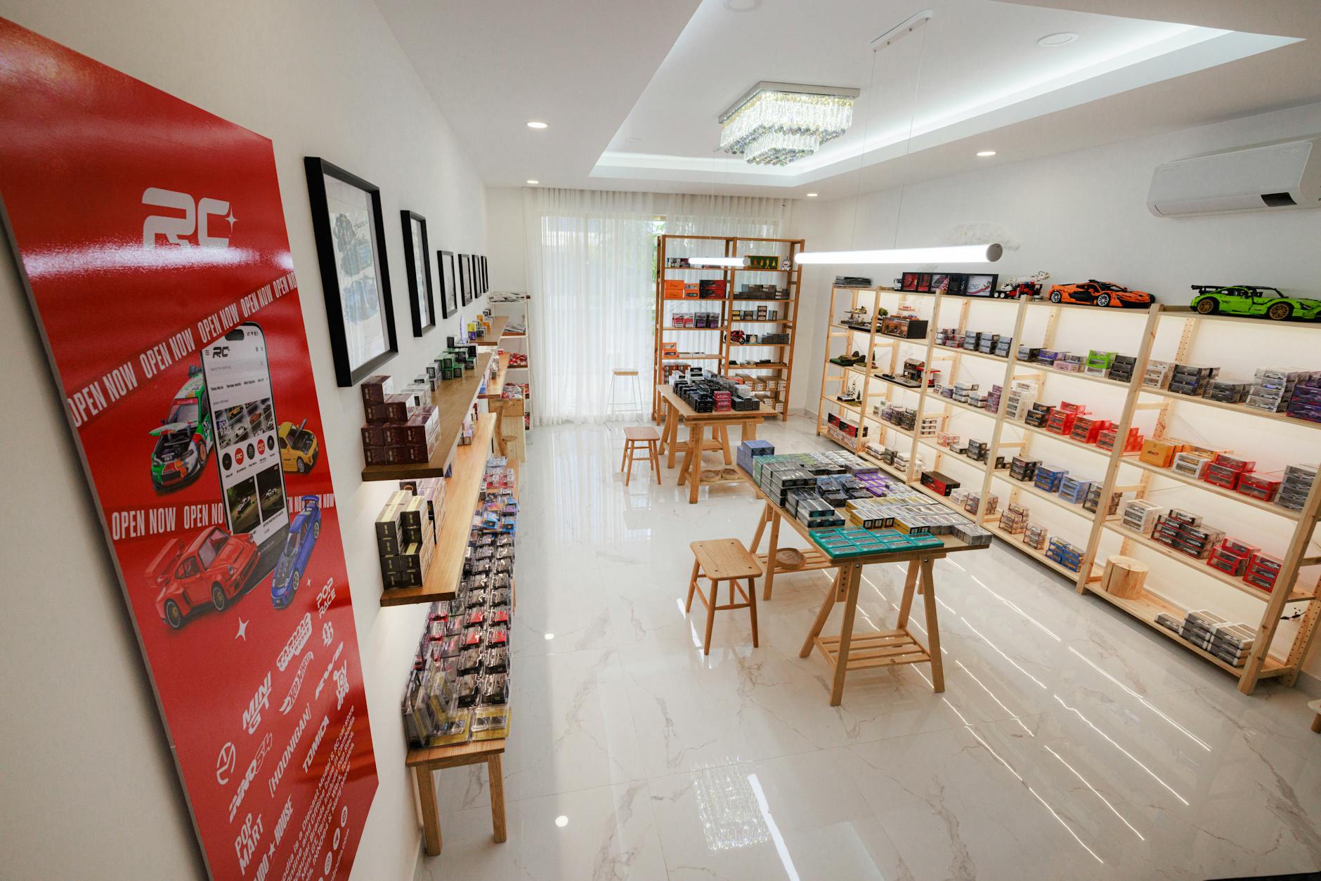 Wnętrze sklepu z modelami aut z regałami pełnymi miniaturowych samochodów