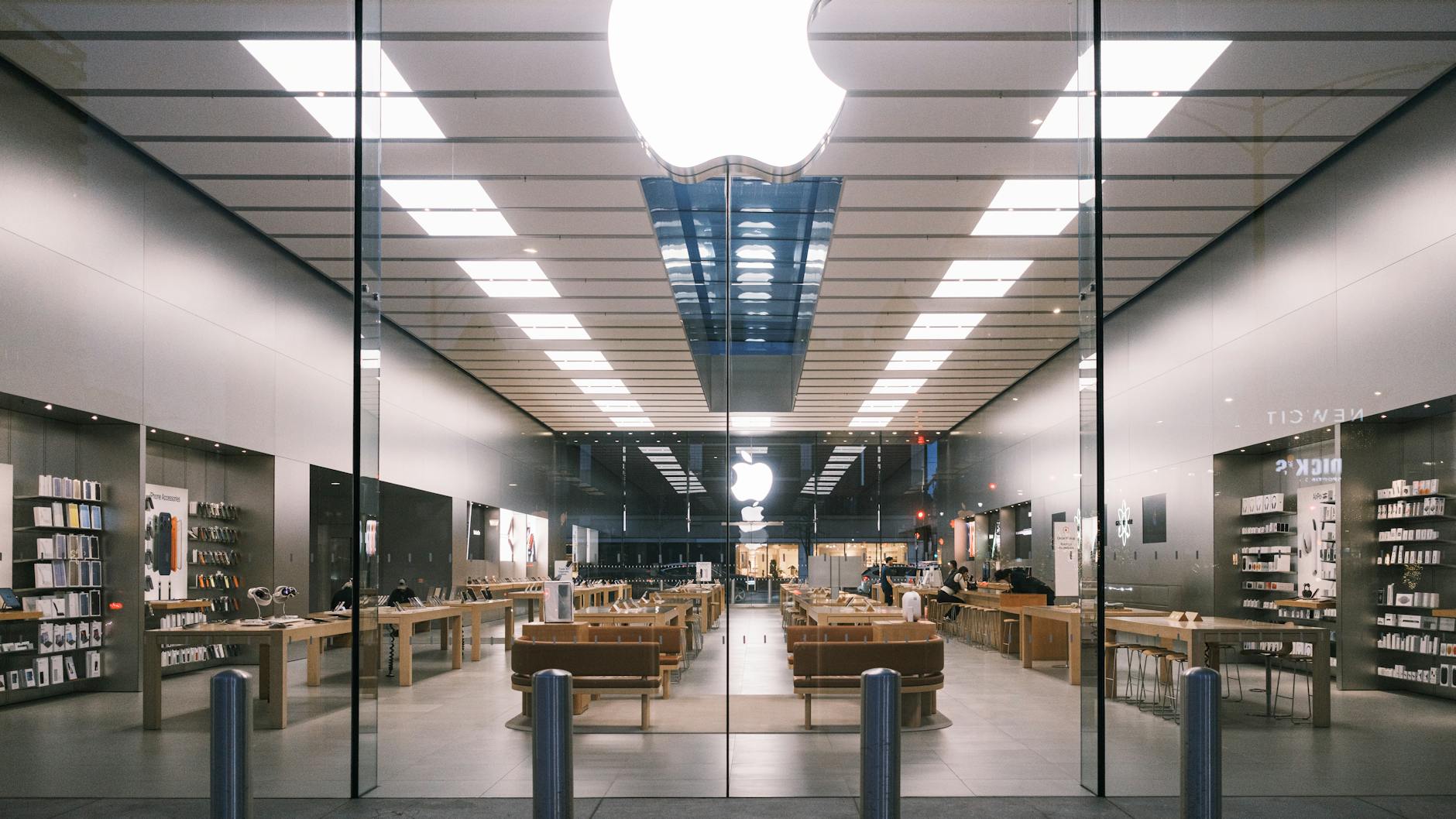 Niskie stoły handlowe z produktami ustawione przy wejściu do sklepu