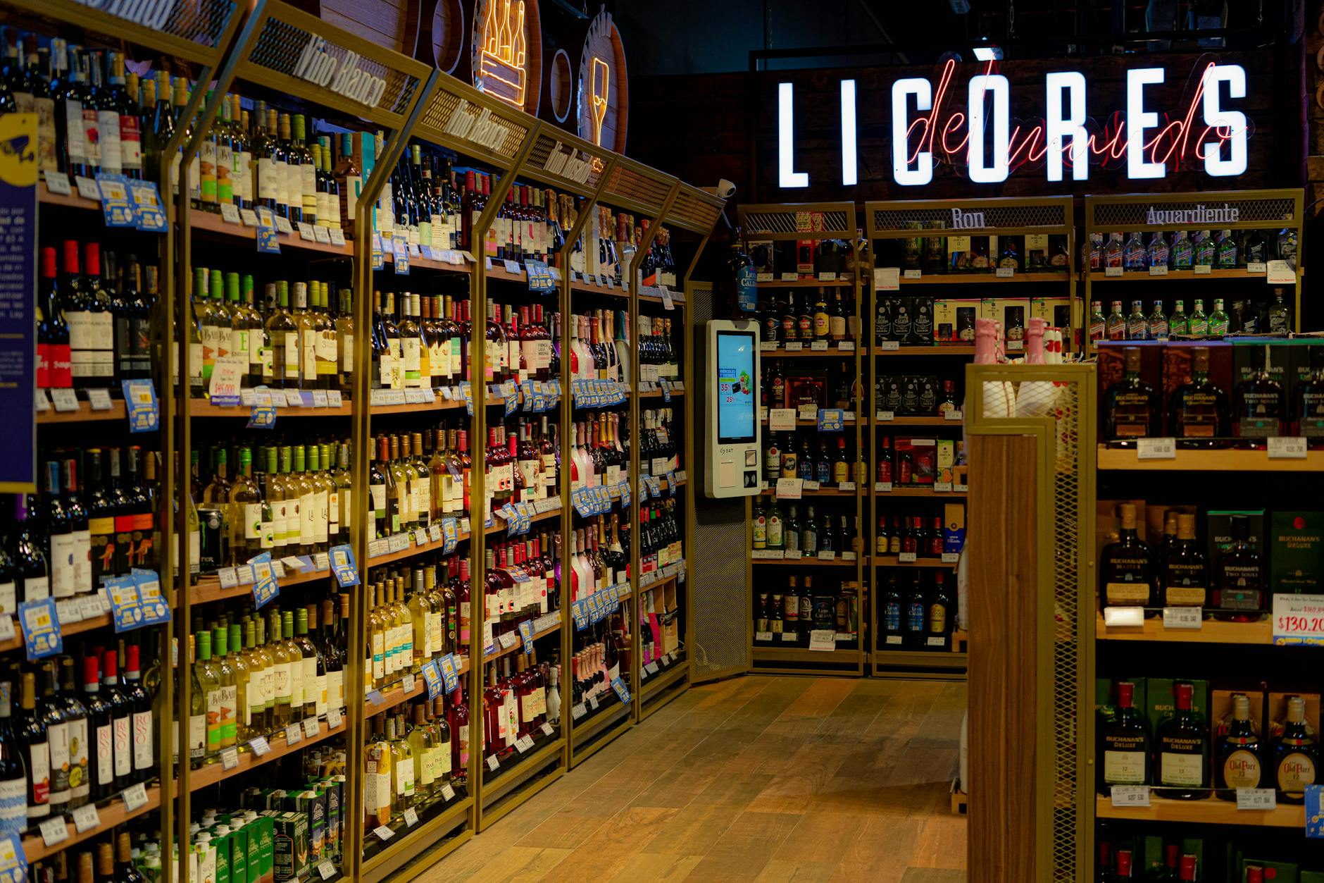 Regały sklepowe z winem i alkoholami w dobrze zaopatrzonym dziale