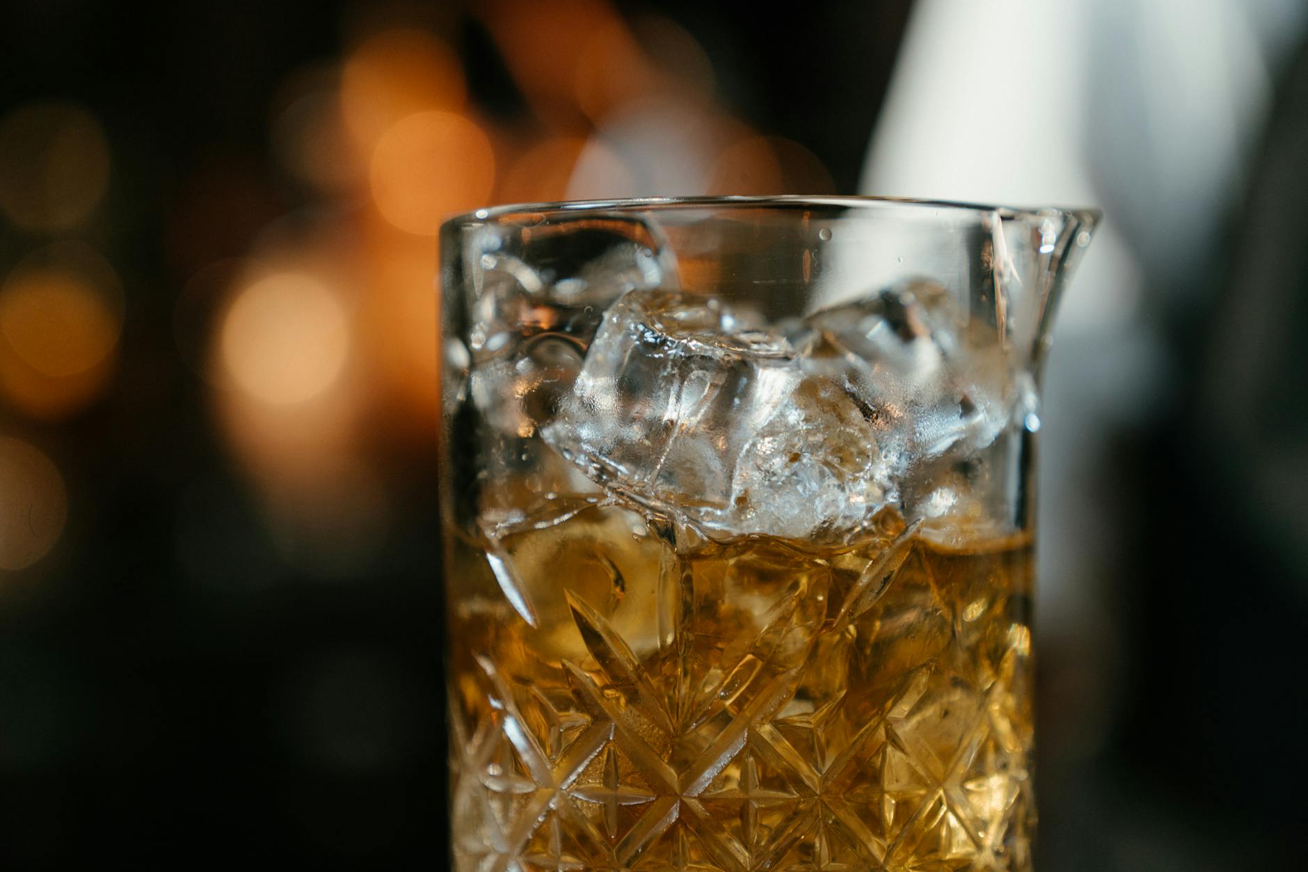 Szklane naczynie do mieszania z lodem i whisky w zbliżeniu