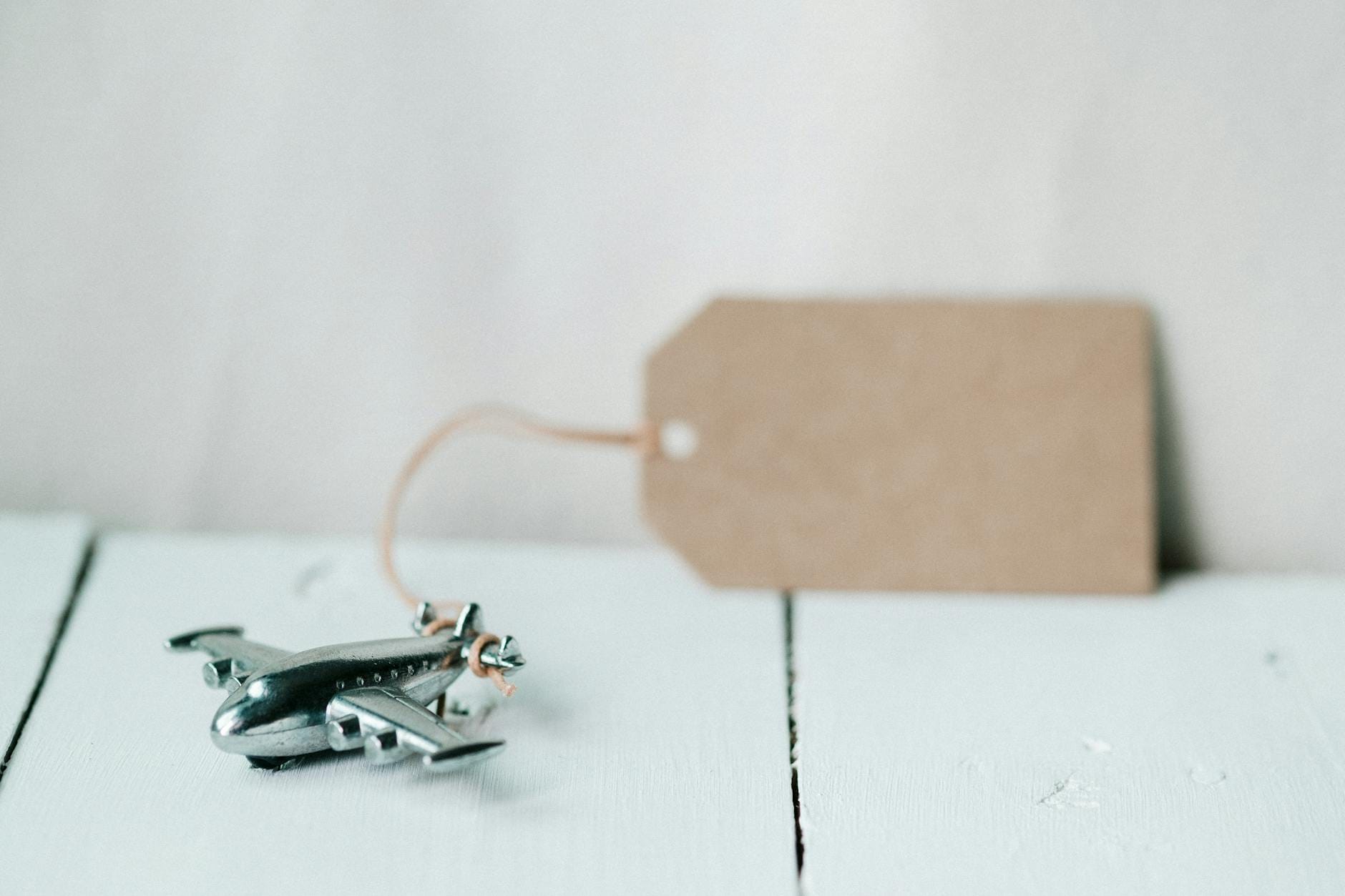 Zabawka samolot z pustą zawieszką jako symbol drobnego upominku