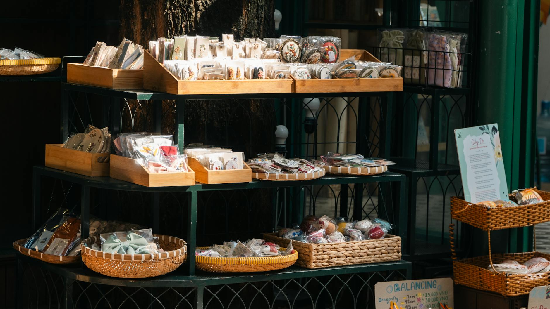 Stoisko z rękodziełem na zewnątrz małego, przytulnego sklepu