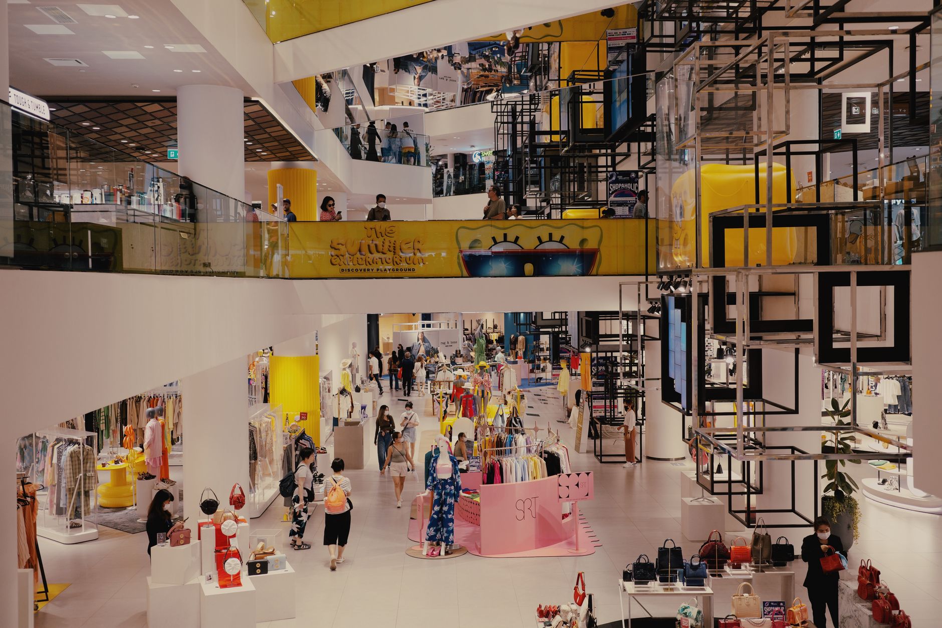Galeria handlowa z klientami i butikami modowymi