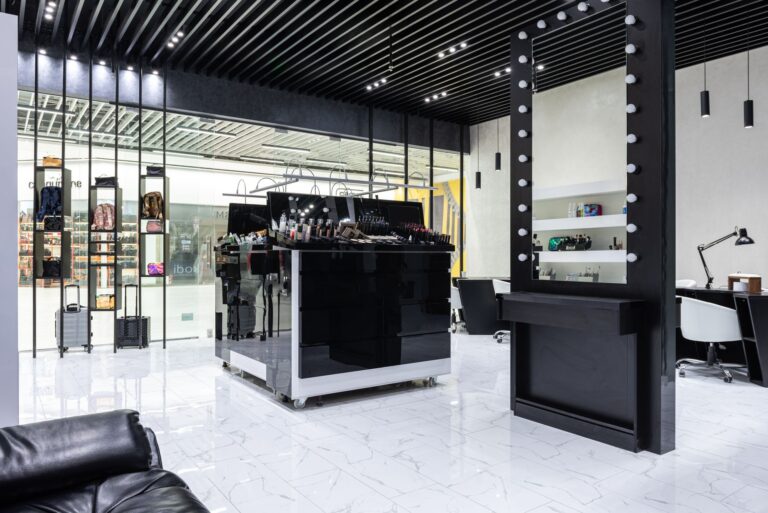 Nowoczesny salon z centralną ekspozycją produktów kosmetycznych