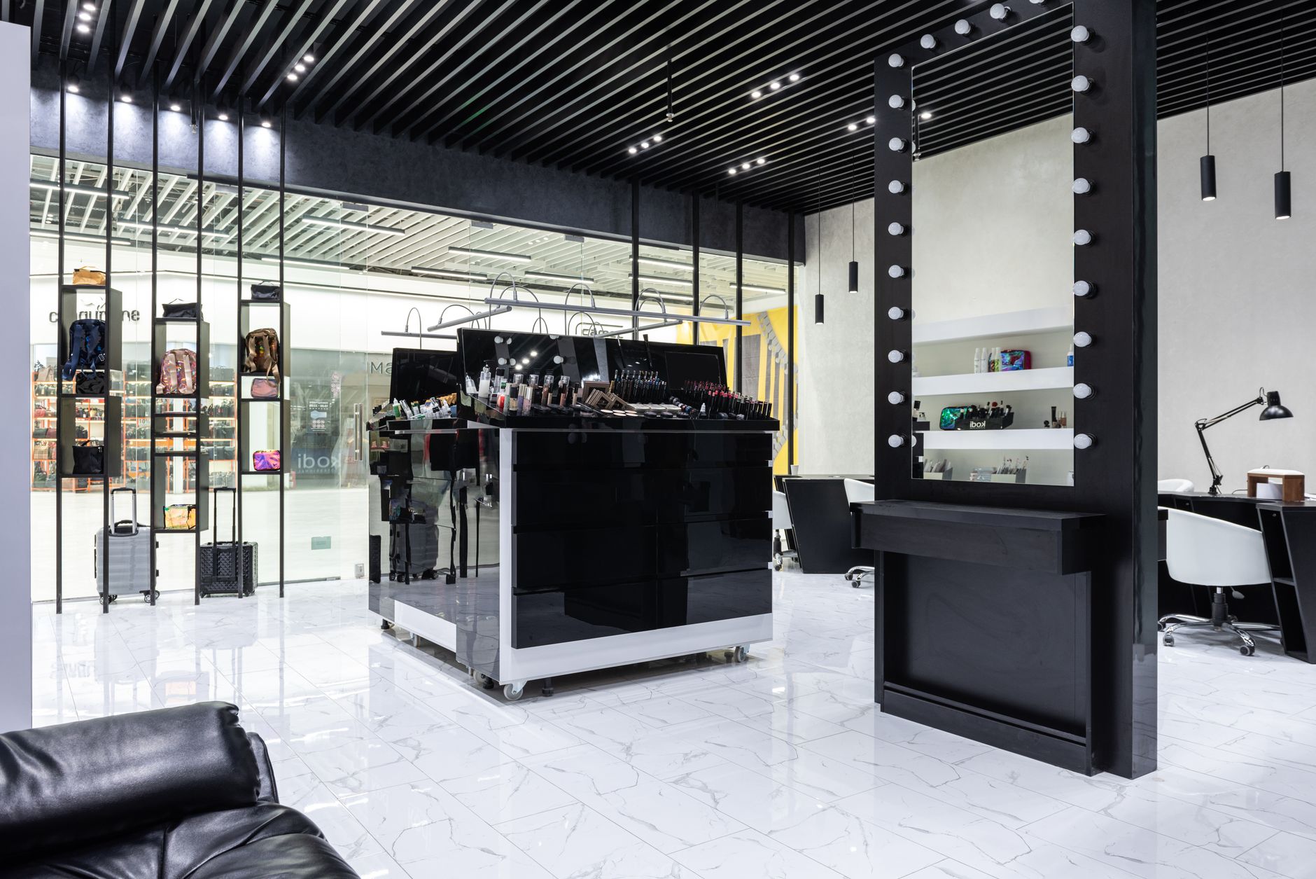Nowoczesny salon z centralną ekspozycją produktów kosmetycznych